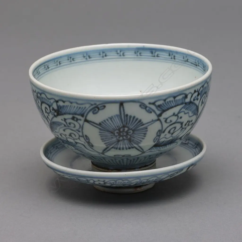 South East Asian porcelain bowl and cover - 20thC? Image 1++